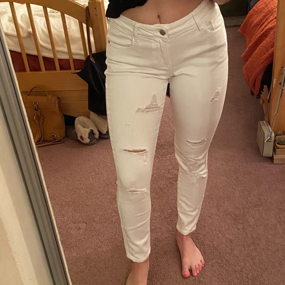 WHITE OLD NAVY DISTRESSED JEANS